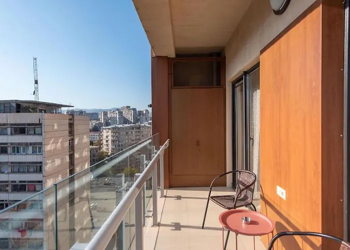 Gg Home - Spacious 1-Bedroom Apartment Near Metro