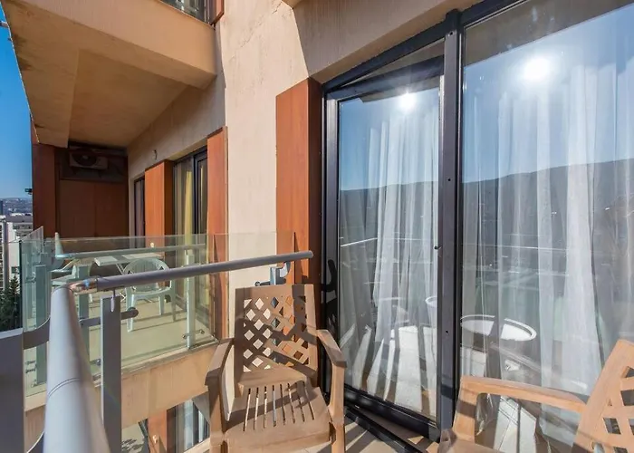Gg Home - Spacious 1-Bedroom Apartment Near Metro