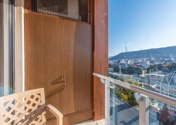 Gg Home - Spacious 1-Bedroom Apartment Near Metro
