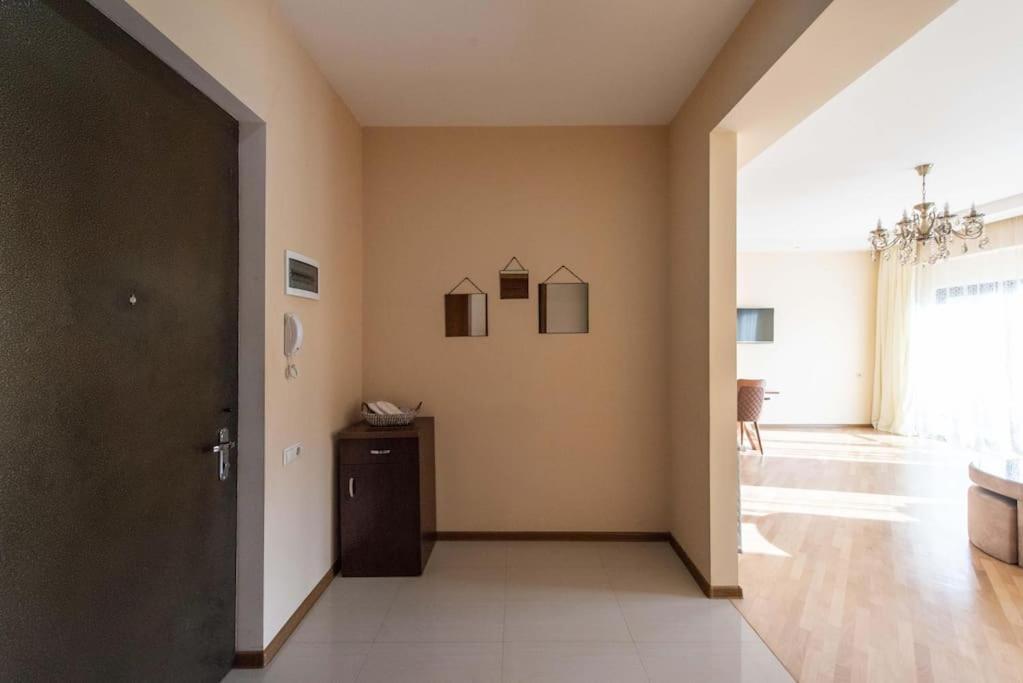 Gg - Spacious 1-bedroom Near Metro شقة