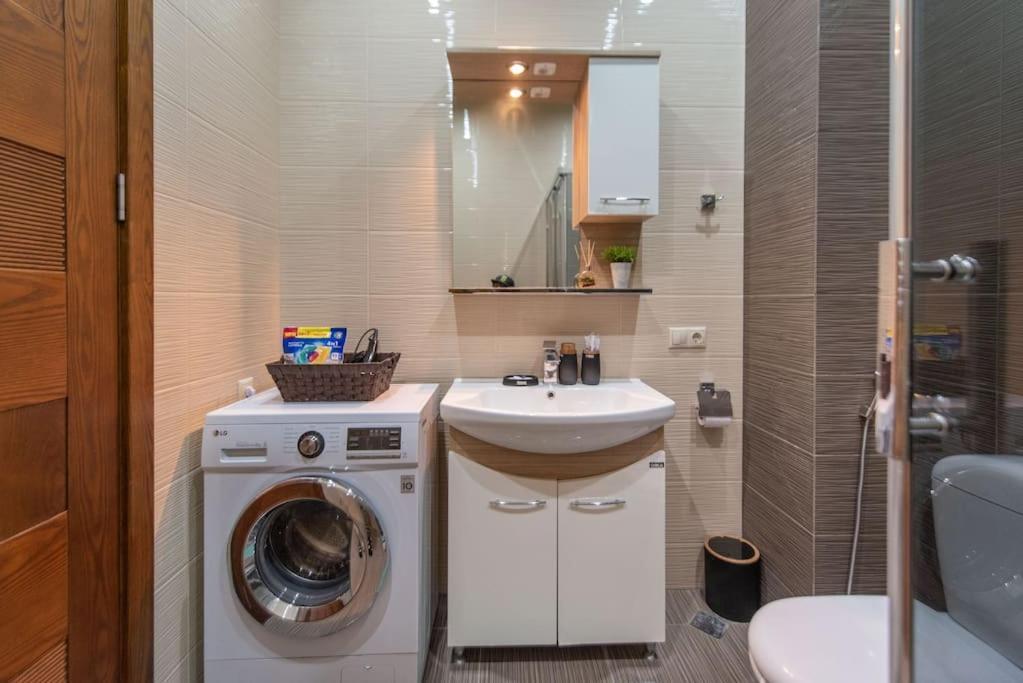 Gg - Spacious 1-bedroom Near Metro