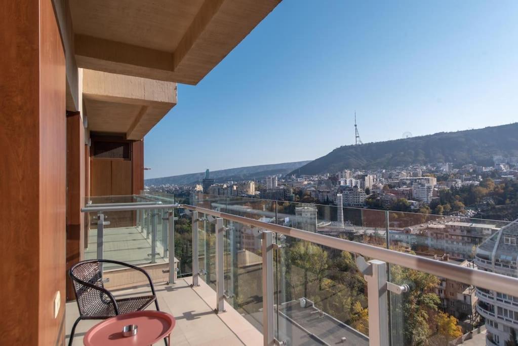 شقة Gg - Spacious 1-bedroom Near Metro تبليسي