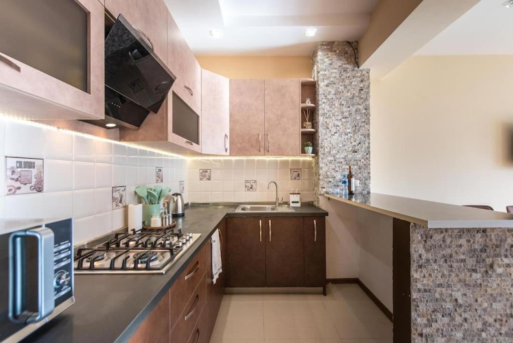 Gg - Spacious 1-bedroom Near Metro شقة تبليسي