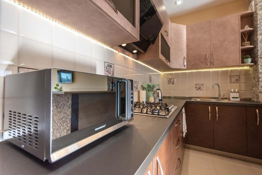 Gg - Spacious 1-bedroom Near Metro شقة تبليسي