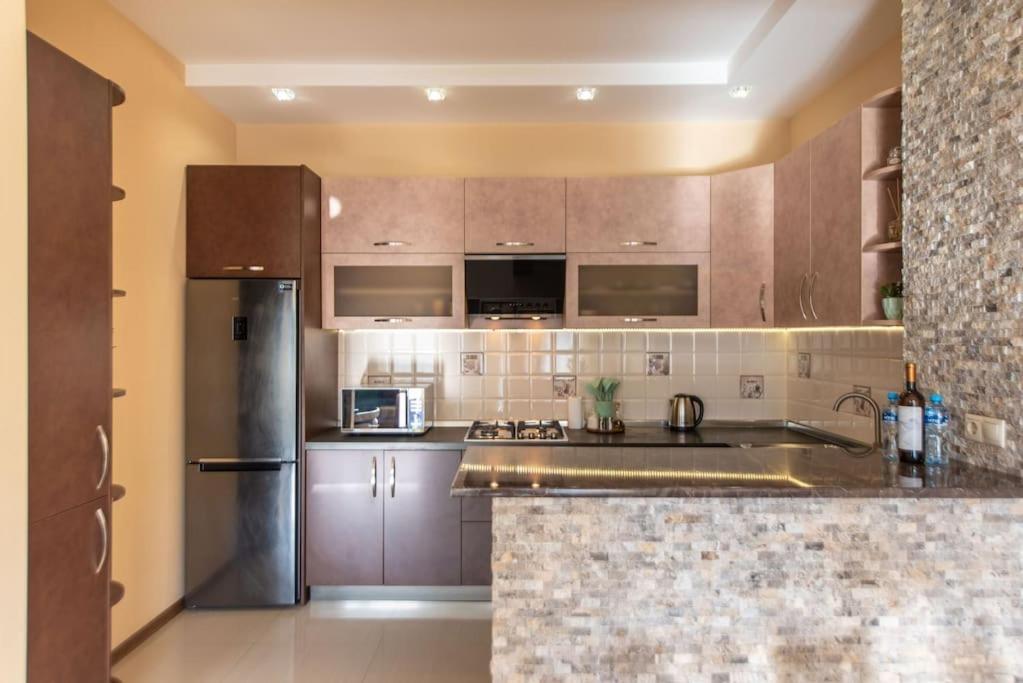 Gg - Spacious 1-bedroom Near Metro شقة تبليسي
